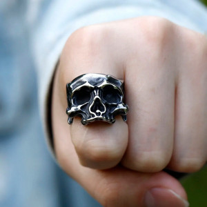 Vue Portée Bague Tête de Mort "Os du Néant"