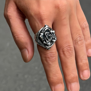 Vue Portée Bague Rose Rock N Goth "Épine du Silence"