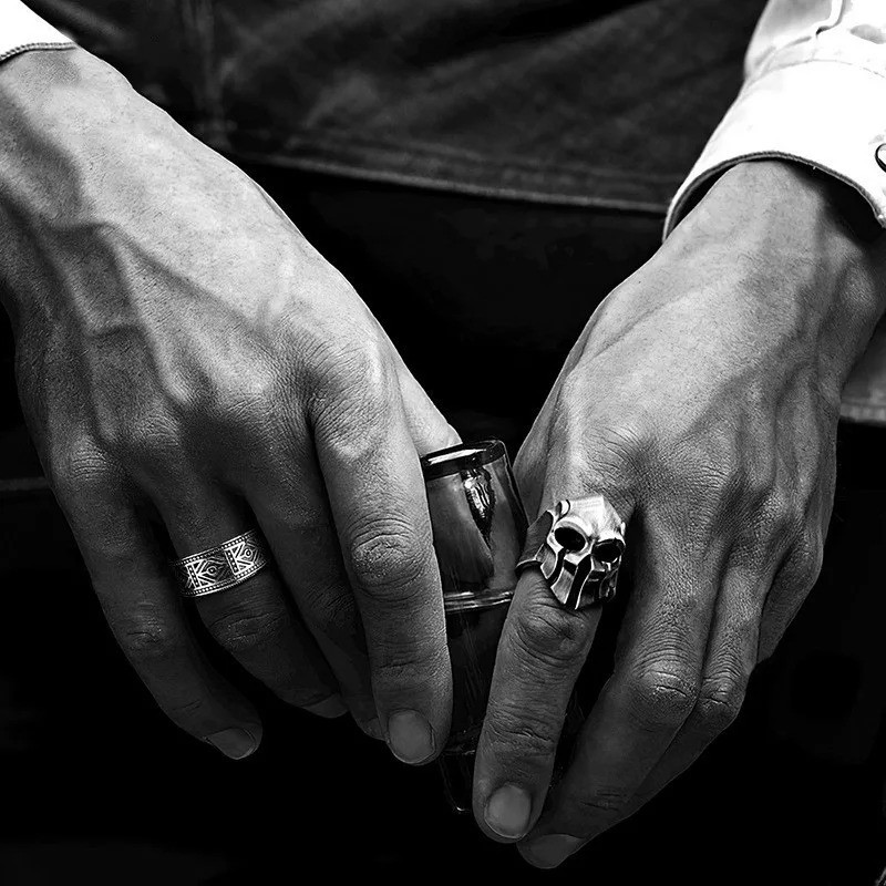 Vue Portée Bague Tête de Mort "Masque du Guerrier Perdu"