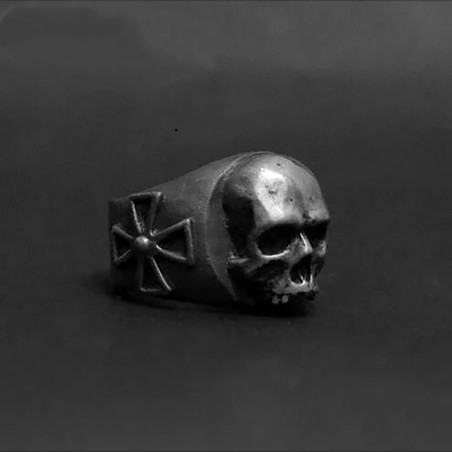 Vue de Cote Bague Tête de Mort "Croix du Néant"