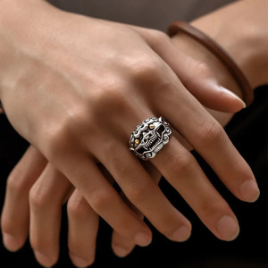 Vue Portée Bague Tête de Lion "Gardien du Temple Céleste"