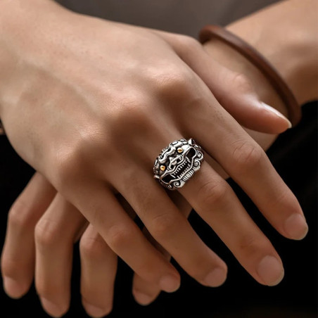 Vue Portée Bague Tête de Lion "Gardien du Temple Céleste"