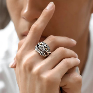 Vue Portée Bague Tête de Lion "Gardien du Temple Céleste"