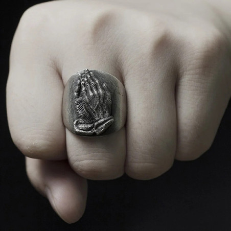 Vue Portée Bague Tête de Mort "Prière des Os"