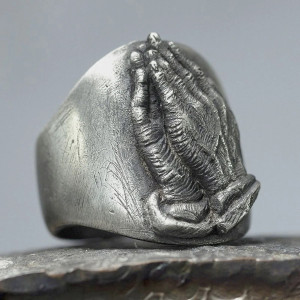 Vue de Cote Vue Portée Bague Tête de Mort "Prière des Os"