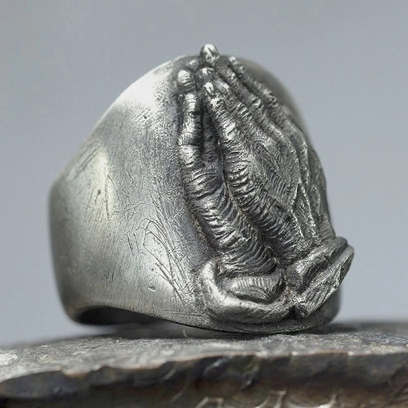Vue de Cote Vue Portée Bague Tête de Mort "Prière des Os"