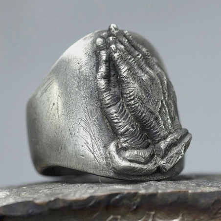 Vue de Cote Vue Portée Bague Tête de Mort "Prière des Os"