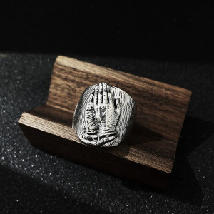 Avant Vue Portée Bague Tête de Mort "Prière des Os"