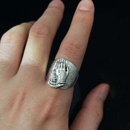 Vue Portée Bague Tête de Mort "Prière des Os"