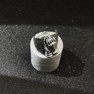 Vue Portée Bague Tête de Mort "Prière des Os"