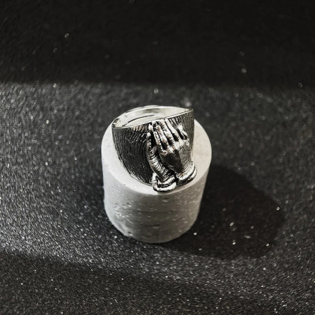 Vue Portée Bague Tête de Mort "Prière des Os"