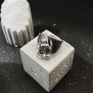 Vue de face Vue Portée Bague Tête de Mort "Prière des Os"