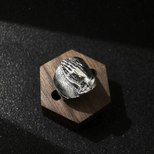 Vue Portée Bague Tête de Mort "Prière des Os"