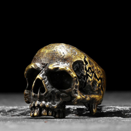 Vue de Cote Bague Tête de Mort "Crâne Antique du Chaos"