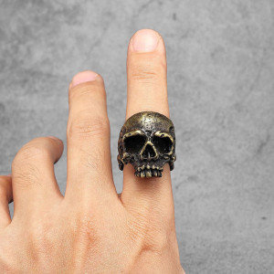Vue Portée Bague Tête de Mort "Crâne Antique du Chaos"