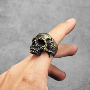 Vue Portée Bague Tête de Mort "Crâne Antique du Chaos"