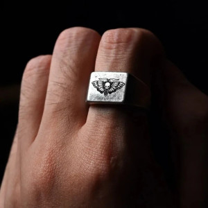 Vue Portée Bague Tête de Mort "Sphinx du Silence"