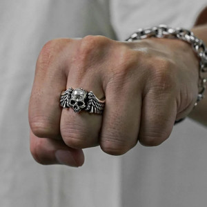 Vue Portée Bague Tête de Mort "Ailes du Jugement"