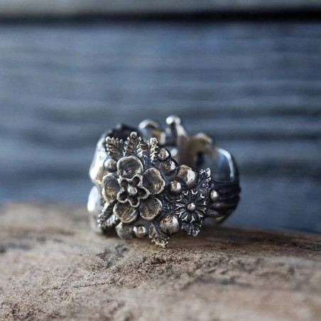 Vue latérale Bague Tête de Mort "Floraison d’Outre-Tombe"