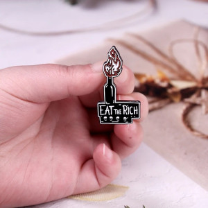 Vue complète du Pins Tête de Mort Eat The Rich
