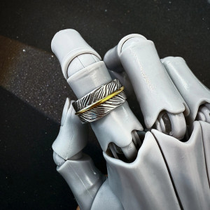 Vue Portée Bague Rock “Plume Dorée de Liberté”