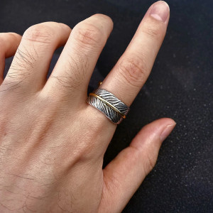 Vue Portée Bague Rock “Plume Dorée de Liberté”