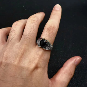 Vue Portée Bague Rock “Plume Noire du Phénix”