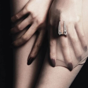 Vue Portée Bague Goth Vampire "Étreinte Nocturne"