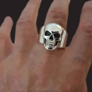 Vue Portée Bague Tête de Mort "Le Monolithe"