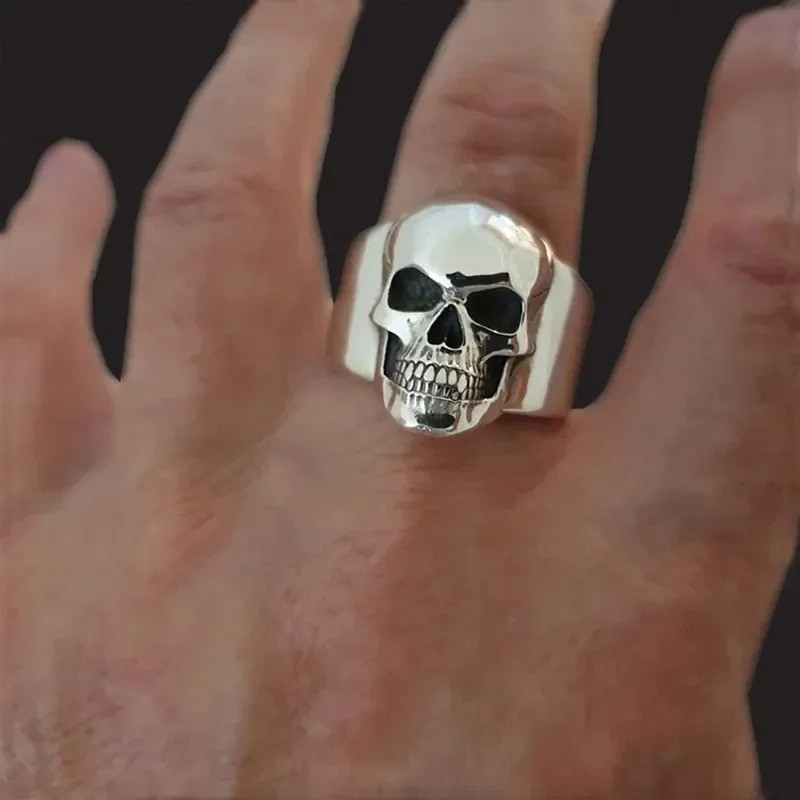 Vue Portée Bague Tête de Mort "Le Monolithe"