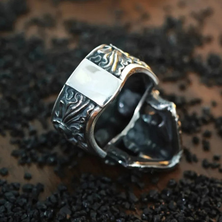 Vue Arrière  Bague Tête de Mort "Œil Occulte Gravé"