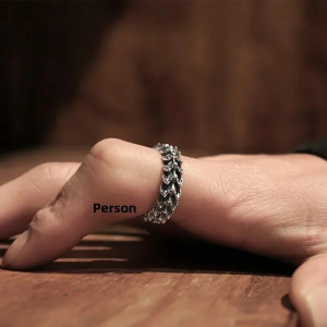 Vue Portée Bague Rock Goth Anneau d’Os Sinueux
