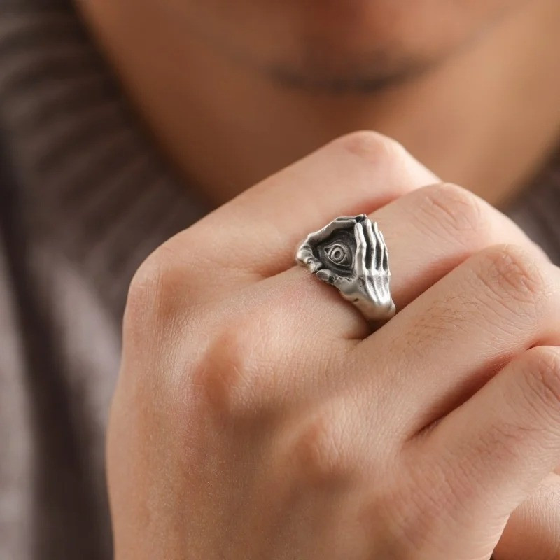 Vue Portée Bague Rock Goth  "Œil Squelettique Protecteur"