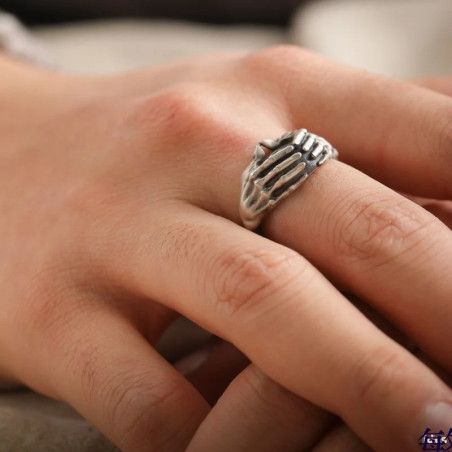 Vue Portée Bague Rock Goth  "Œil Squelettique Protecteur"