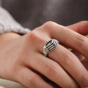 Vue Portée Bague Rock Goth  "Œil Squelettique Protecteur"
