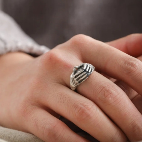 Vue Portée Bague Rock Goth  "Œil Squelettique Protecteur"