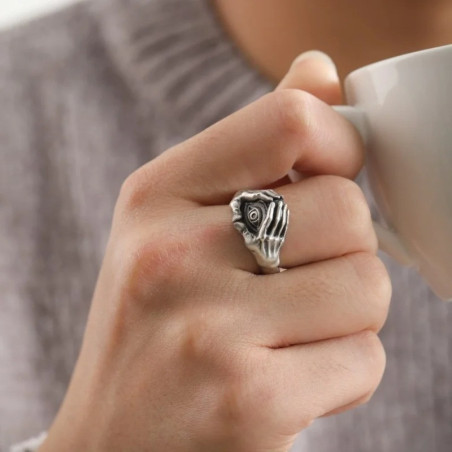 Vue Portée Bague Rock Goth  "Œil Squelettique Protecteur"