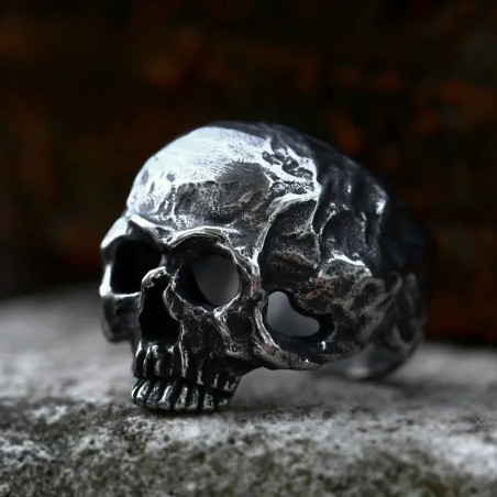 Vue de Cote Bague Tête de Mort "Crâne Brut des Ombres"