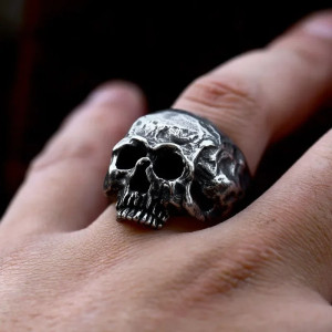 Vue Portée Bague Tête de Mort "Crâne Brut des Ombres"