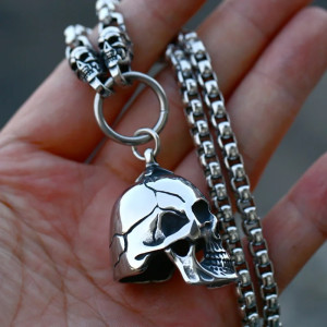Collier Tête de Mort – Crâne Fracturé