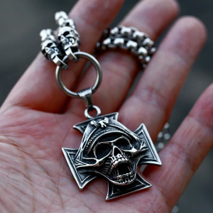 Collier Tête de Mort "Croix Guerrière des Ombres"