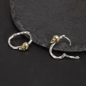 Vue de Cote Boucles d'oreilles Tête de Mort Créoles Articulées " La Vanité Dorée" - Argent 925