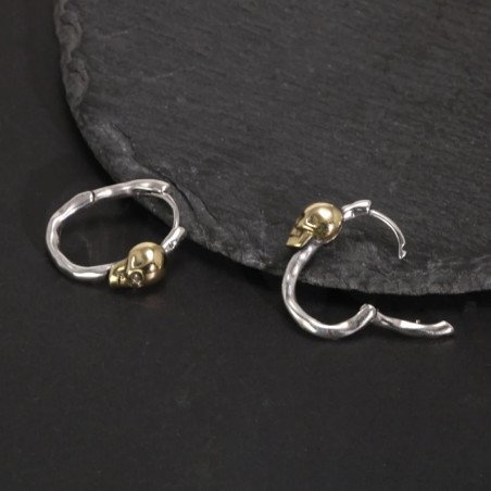 Vue de Cote Boucles d'oreilles Tête de Mort Créoles Articulées " La Vanité Dorée" - Argent 925