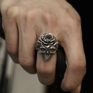 Vue Portée Bague Tête de Mort "Rose Noire"