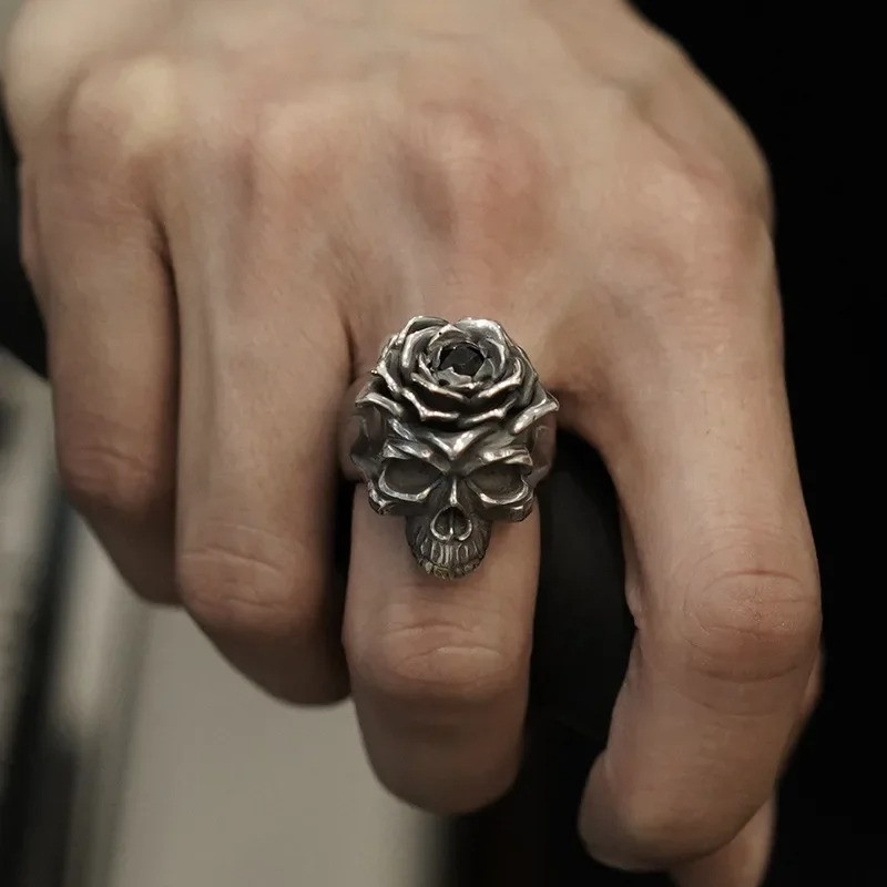 Vue Portée Bague Tête de Mort "Rose Noire"