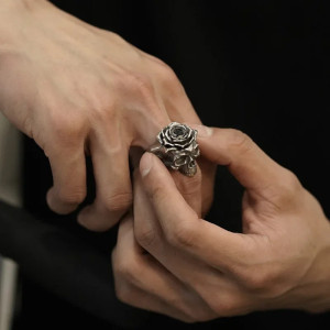 Vue Portée Bague Tête de Mort "Rose Noire"