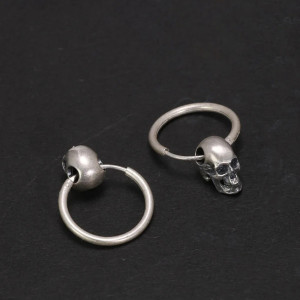 Vue de Cote Boucles d'oreilles Tête de Mort Mini-Créoles Bicolores "Crâne Doré" - Argent 925