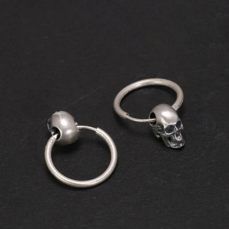 Vue de Cote Boucles d'oreilles Tête de Mort Mini-Créoles Bicolores "Crâne Doré" - Argent 925