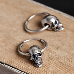 Vue de Cote Boucles d’Oreilles Tête de Mort “Cercle des Ombres Brutes” - Argent 925