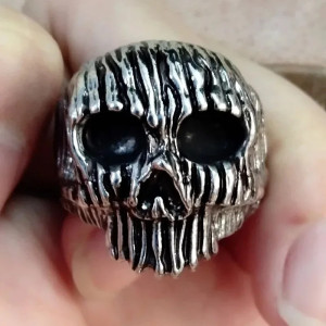 Vue Portée Bague Tête de Mort "Crâne Déchiré"